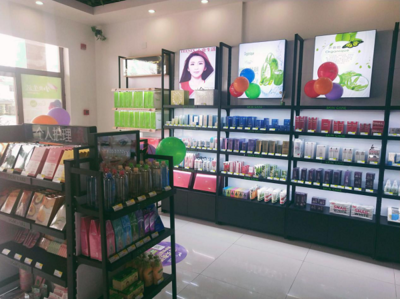 化妆品零售新篇章 自营探索与加盟助力